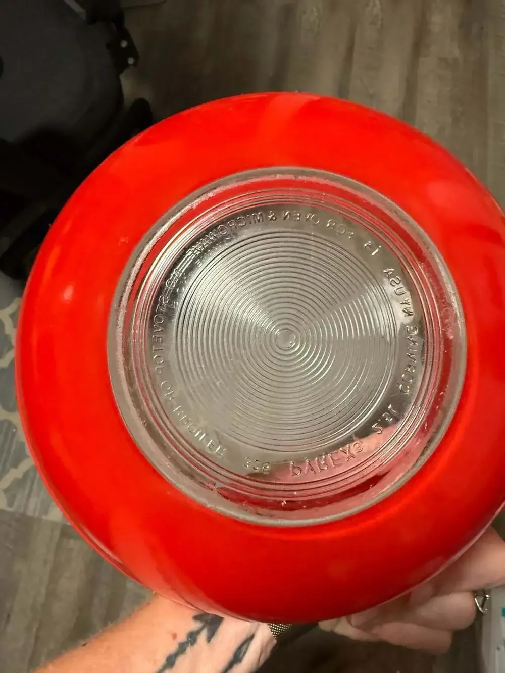 Vintage Pyrex 325 2.5L Red Mixing Bowl with Clear Bottom